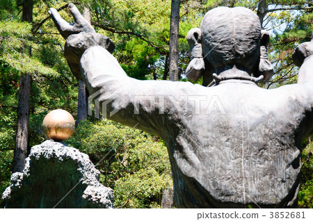 A statue of a knot A statue of a knot 3852681
