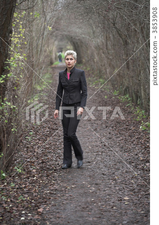 woman outdoor 3853908