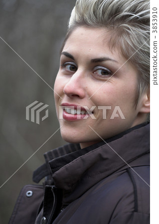 woman outdoor 3853910