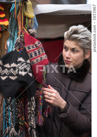 woman outdoor shopping 3853967