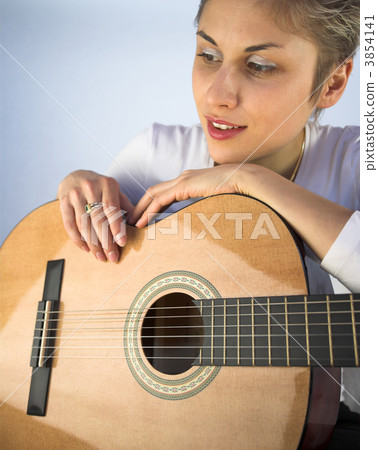 woman and guitar 3854141