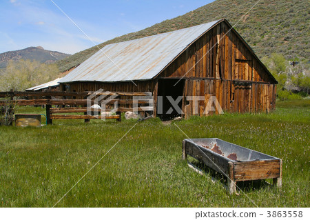 Rustic Abandoned Barn 3863558