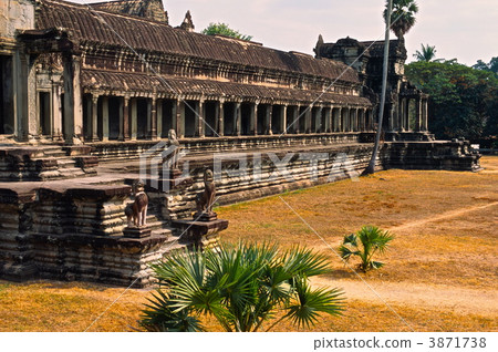 Exterior of the first corridor of Angkor Wat (Siem Reap/Cambodia) 3871738