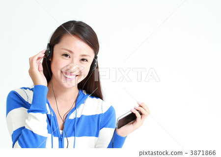 一個年輕的女人,聽聽音樂 一個年輕的女人,聽聽音樂 3871866