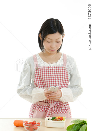 Women who make lunches 3873096