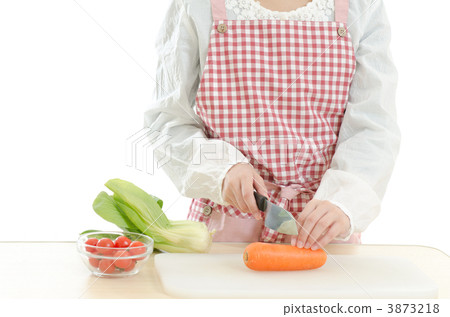 A woman in her twenties cooking 3873218