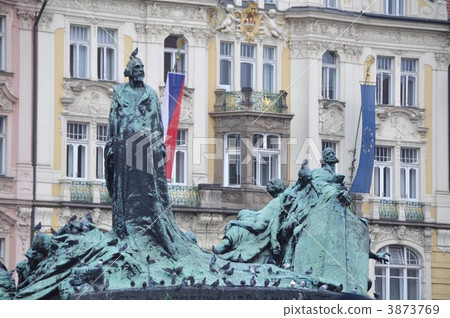 Yang · Hus statue of Prague Old Town Square Yang · Hus statue of Prague Old Town Square 3873769