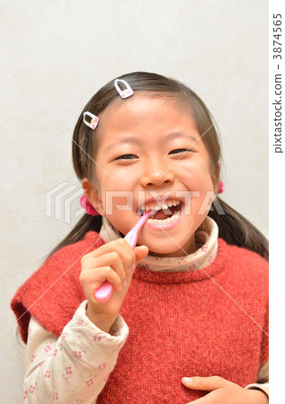 Girls brushing teeth Girls brushing teeth 3874565