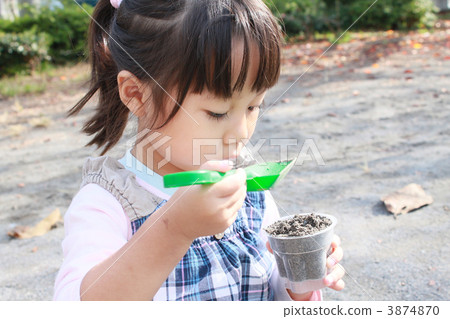 Three-year old girl who plays friends 3874870