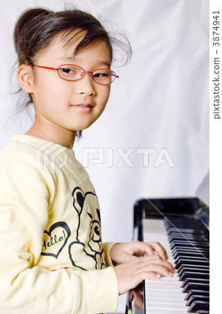 A girl playing the piano 3874941