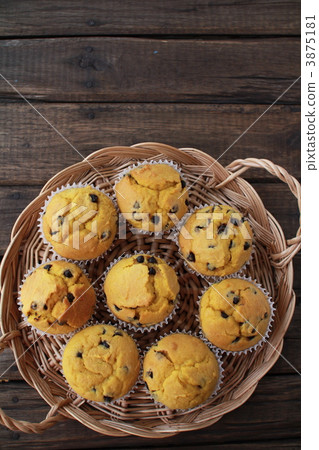 Homemade chocolate chip pumpkin muffins served on a basket tray 3875181