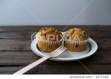 Moist pumpkin muffins with homemade chocolate chips 3875188