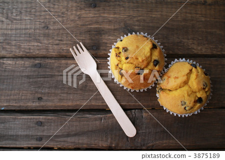Moist pumpkin muffins with homemade chocolate chips 3875189