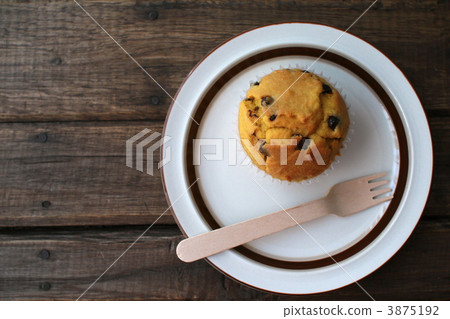 Moist pumpkin muffins with homemade chocolate chips 3875192