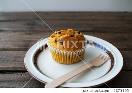 Moist pumpkin muffins with homemade chocolate chips Moist pumpkin muffins with homemade chocolate chips 3875195