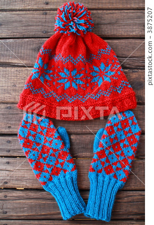 Hand-knitted Nordic hat and Scandinavian mittens 3875207