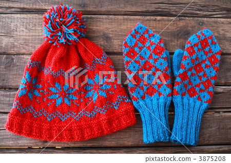 Hand-knitted Nordic hat and Scandinavian mittens 3875208