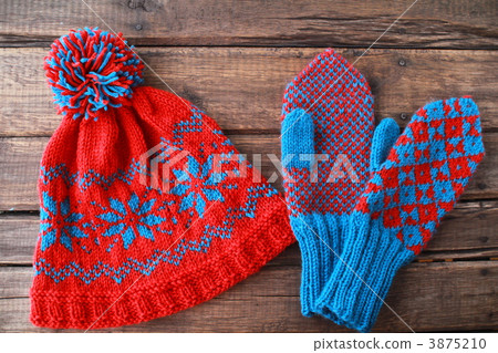 Hand-knitted Nordic hat and Scandinavian mittens 3875210