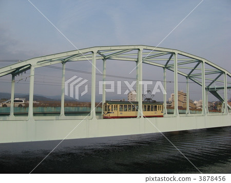 Tosa電鐵路火車穿過鐵橋 3878456