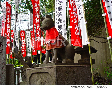 狐狸的石像(Oji Inari神社/ Kishi-cho,Kita-ku,東京) 狐狸的石像(Oji Inari神社/ Kishi-cho,Kita-ku,東京) 3882776