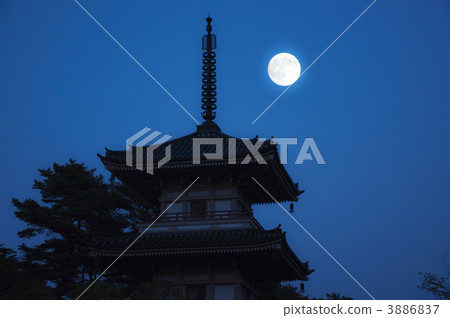 Full moon and five-storied pagoda 3886837