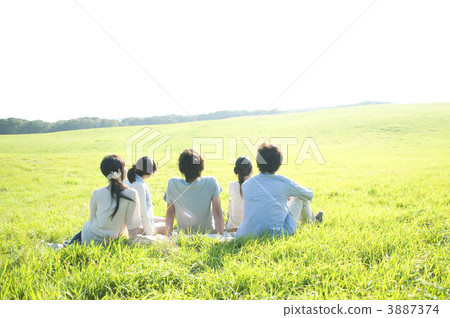 青年人後方坐草原 青年人後方坐草原 3887374