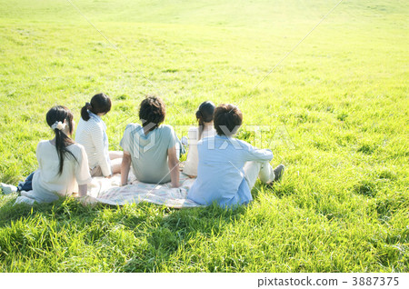 青年人後方坐草原 青年人後方坐草原 3887375