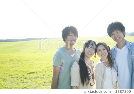 微笑在草甸的青年人 微笑在草甸的青年人 3887390