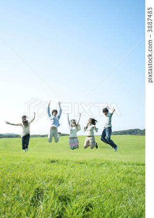 Young people who jump in the meadow 3887485