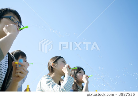 年輕人在玩泡泡 年輕人在玩泡泡 3887536
