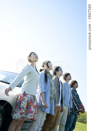 年輕人在車的一側放鬆 3887560