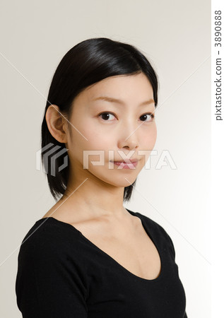 一個穿著黑色連衣裙的二十多歲的女人 一個穿著黑色連衣裙的二十多歲的女人 3890888