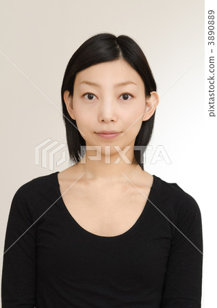 一個穿著黑色連衣裙的二十多歲的女人 一個穿著黑色連衣裙的二十多歲的女人 3890889
