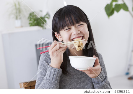 一個快樂地吃的女孩 3896211