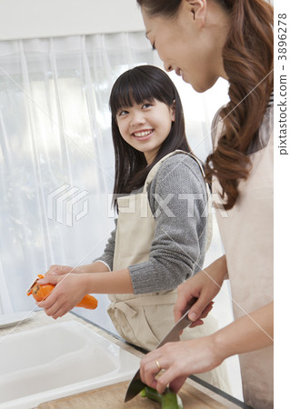 母親和女兒做飯 母親和女兒做飯 3896278