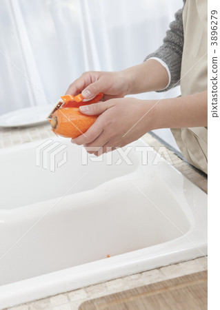 剝胡蘿蔔的女孩手 剝胡蘿蔔的女孩手 3896279