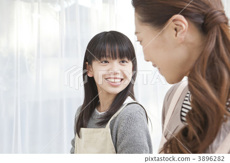 一個幫助她母親的女孩 3896282