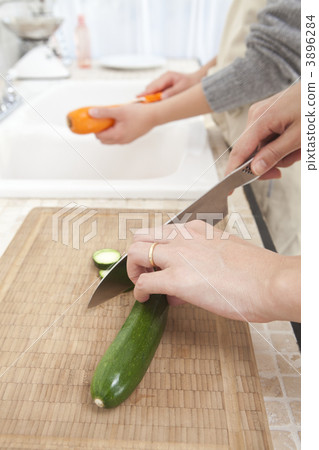 母親和女兒的手做飯 母親和女兒的手做飯 3896284