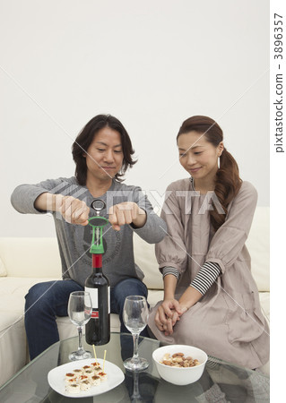 一個男人和一個女人開酒 3896357