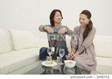 一個男人和一個女人開酒 3896358