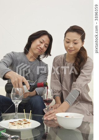 指向酒的一個人對婦女 3896359