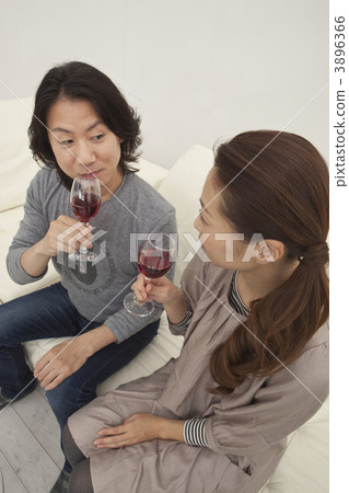 一個女人喝紅酒 3896366