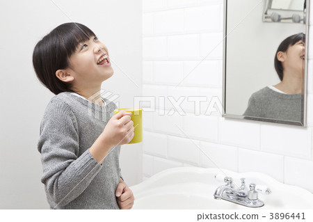女孩漱口 女孩漱口 3896441