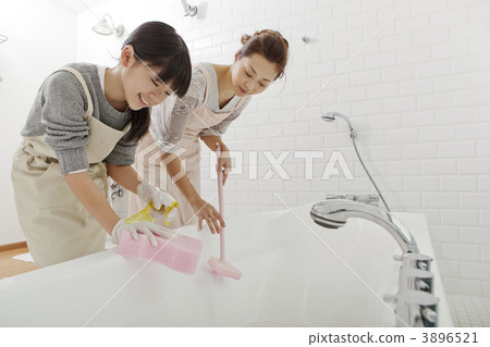 清洗浴的母親和女兒 3896521