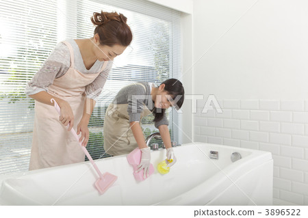 清洗浴的母親和女兒 清洗浴的母親和女兒 3896522