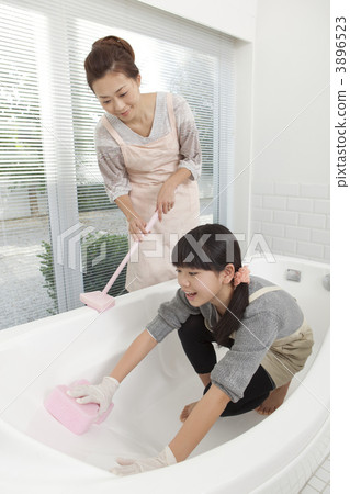 清洗浴的母親和女兒 清洗浴的母親和女兒 3896523