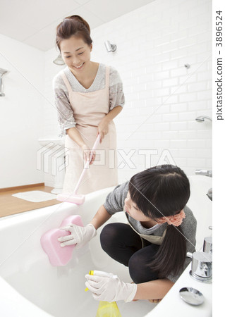 清洗浴的母親和女兒 清洗浴的母親和女兒 3896524