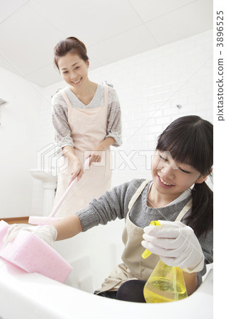 清洗浴的母親和女兒 清洗浴的母親和女兒 3896525