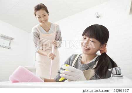 清洗浴的母親和女兒 清洗浴的母親和女兒 3896527