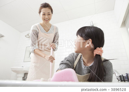 清洗浴的母親和女兒 清洗浴的母親和女兒 3896528